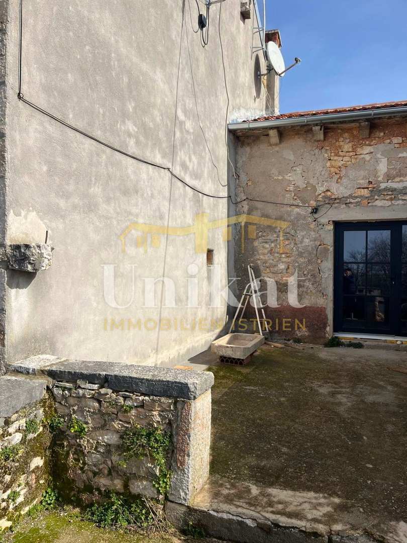 Casa in pietra vicino a Višnjan da completare